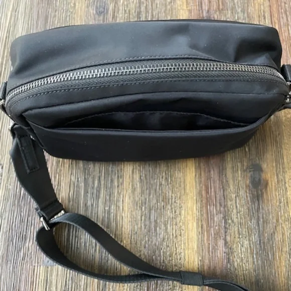 Lululemon Everywhere Crossbody Large 3L w/Metal Hardware EUC - Picture 3 of 8